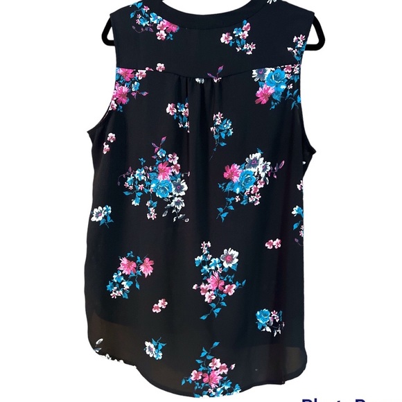 GIBSONLOOK Gibson Stretch Crepe Split Neck Sleeveless Blouse - Picture 2 of 4